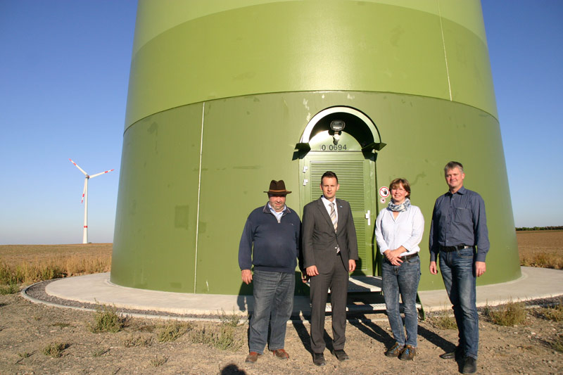 Vor unserer Windkraftanlage: R. Martin, M. Häfner, G. Schmidtmann, A. Fischer, v. l.